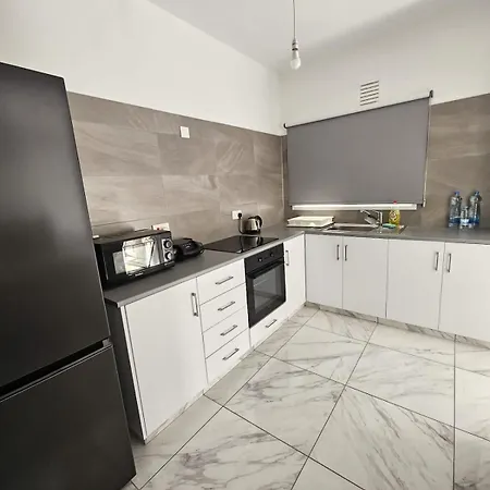 Modern 2br With Balconies In Center * Lárnaka